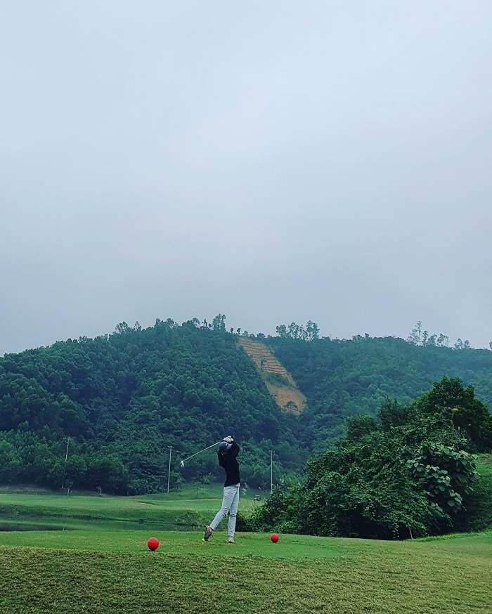 Golf en Vietnam: belleza armoniosa de los campos de golf en Hoa Binh